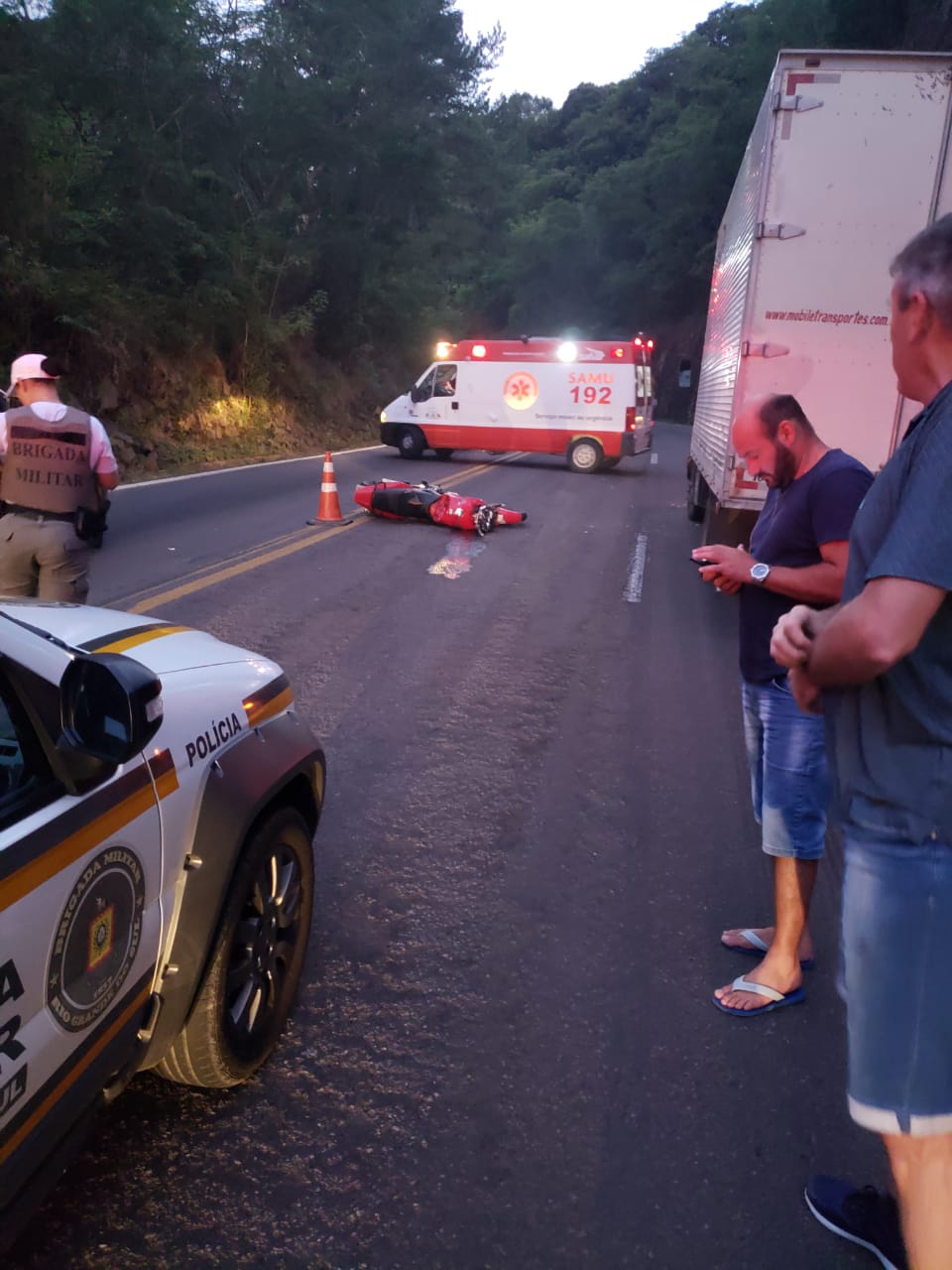 Acidente entre moto e caminhonete deixa três feridos na ERS 122 em