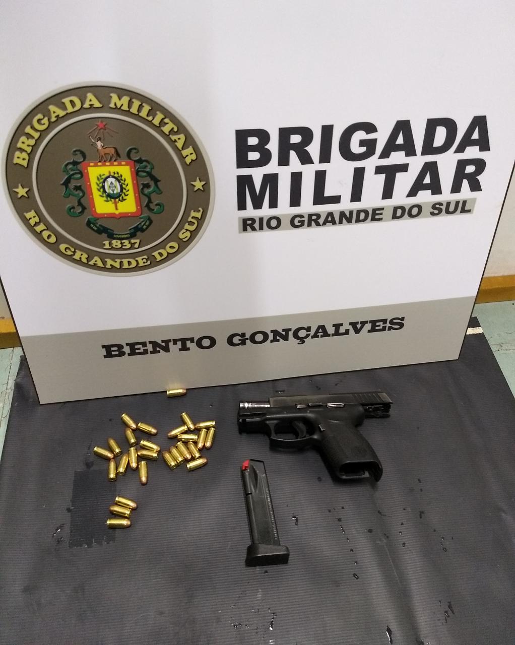 Dois homens são presos por porte ilegal de arma de fogo em Bento