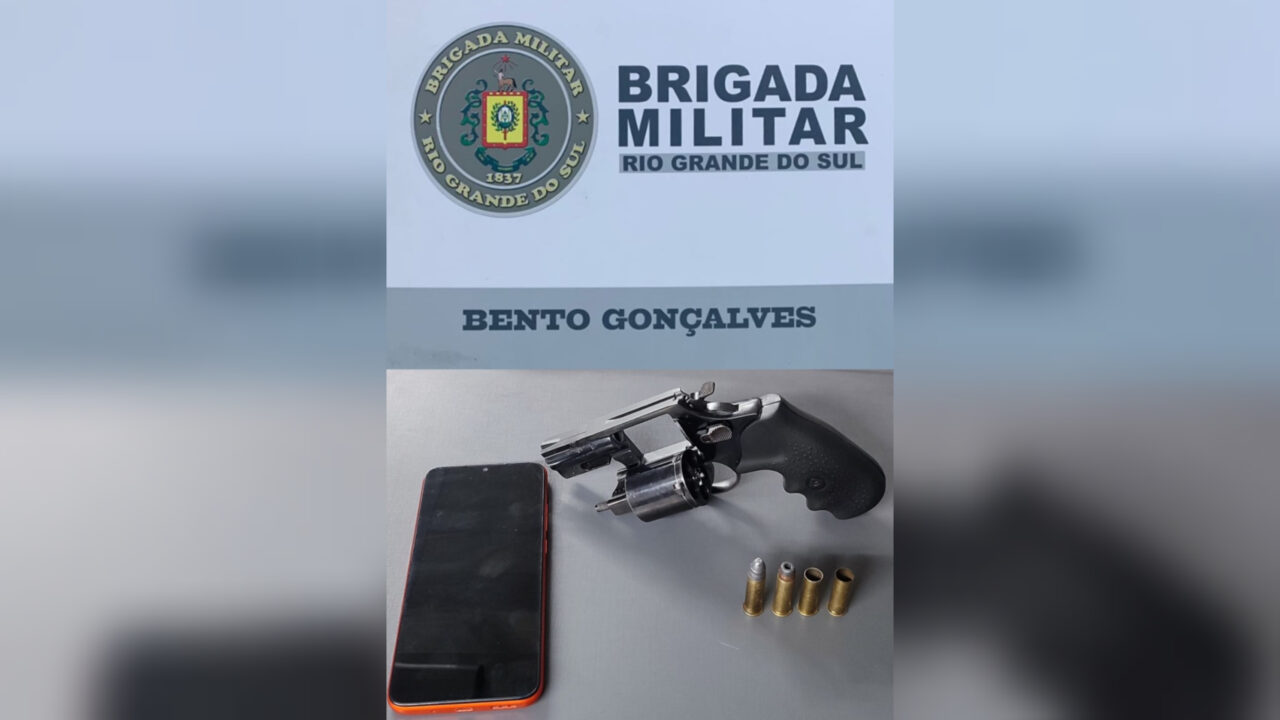 Brigada Militar Flagra Indiv Duo Arma De Fogo Durante Abordagem Em