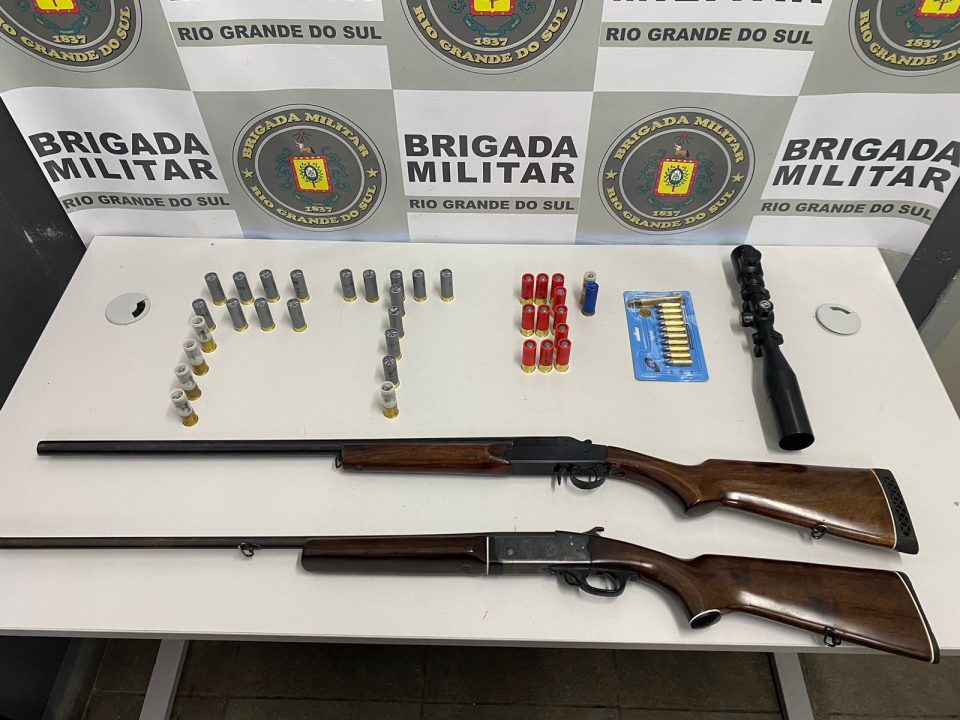 Três armas de fogo e droga são apreendidas e duas pessoas são presas