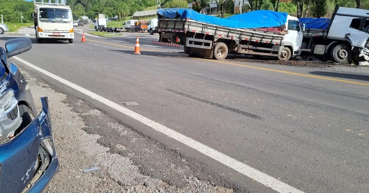 Acidente Envolvendo Carro E Dois Caminh Es Registrado No Trevo Do