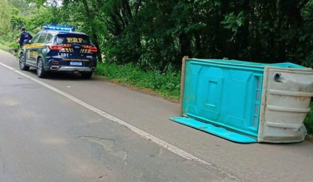 Motociclista fica gravemente ferido após ser atingido por banheiro