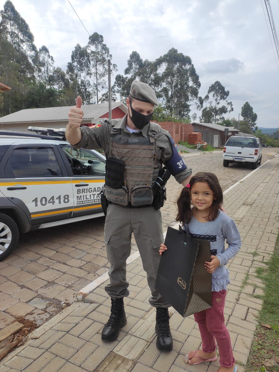 Brigada Militar entrega doações da “Ação Criança Feliz” em Santa