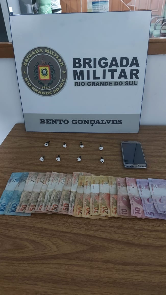 Após Tentar Fugir Homem é Preso Pela Brigada Militar Por Tráfico De Drogas Em Bento Gonçalves 