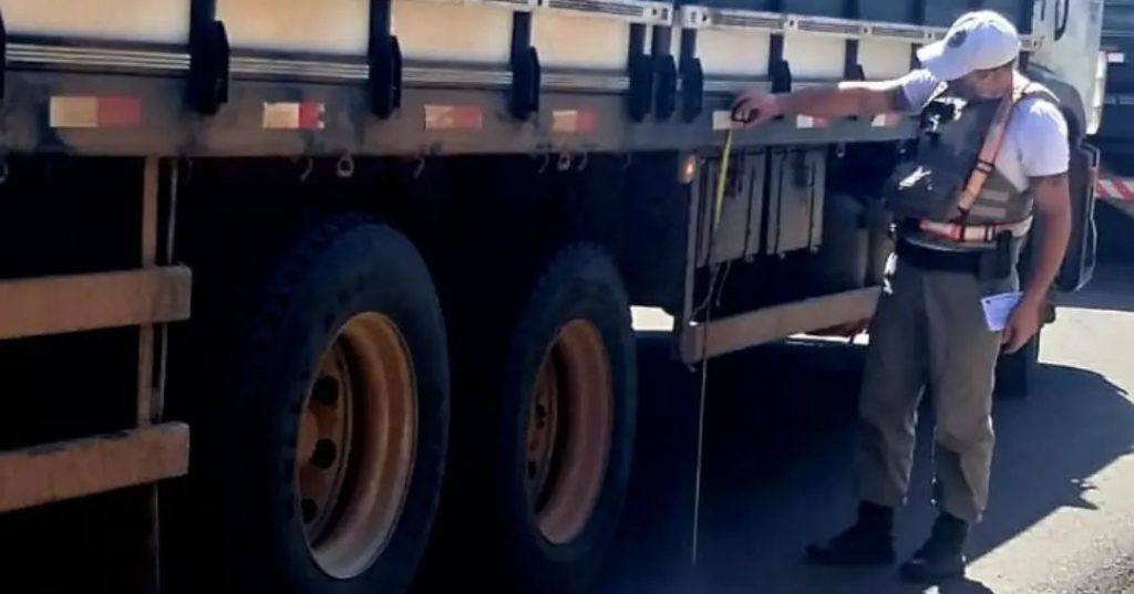 Comando Rodoviário da BM realiza operação em caminhões com suspensão  arqueada