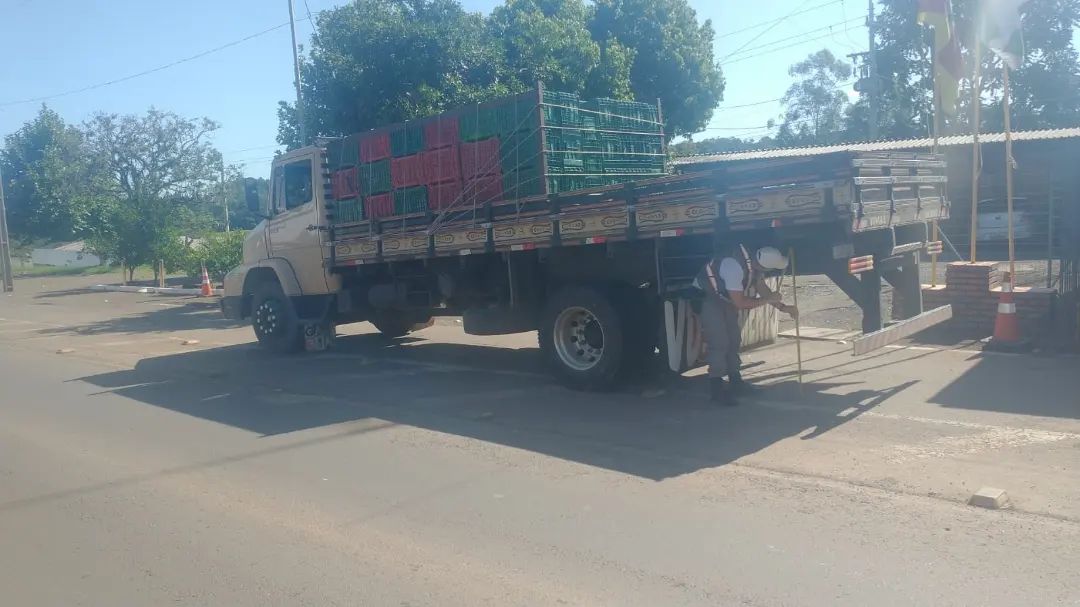 Comando Rodoviário da BM realiza operação em caminhões com suspensão  arqueada